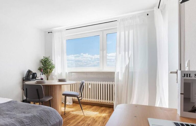 Arbeitsecke am Fenster eines A&A Home Apartments