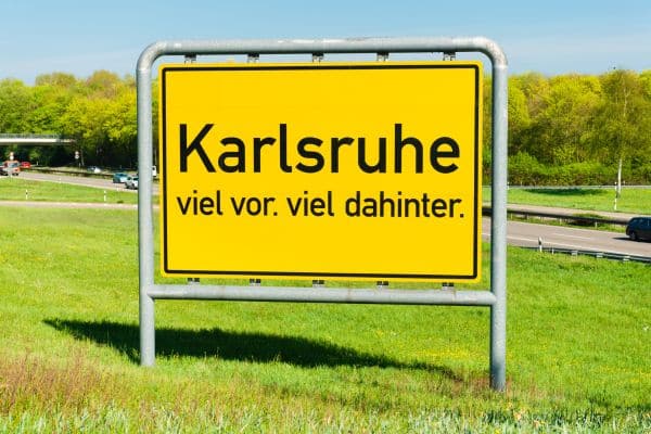 Ortsschild Karlsruhe auf grünem Rasen an der Südtangente