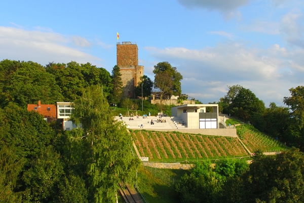 Blick auf den Turmberg und die Aussichtsplattform in Durlach