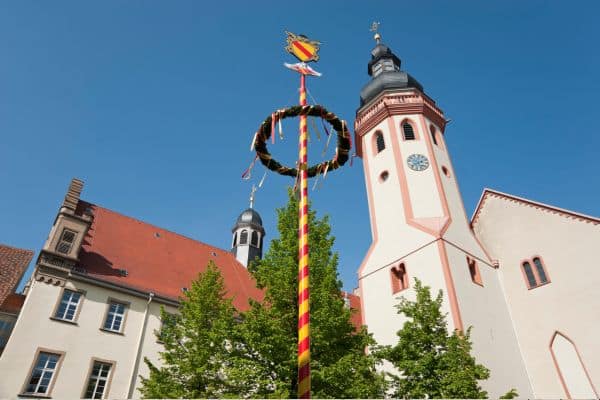 Durlach Maibaum vor einer Kirche in Durlach